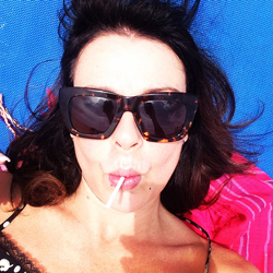 Selfie-by-the-pool-cut