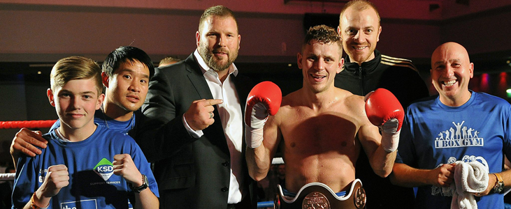 Lloyd-Ellett-Masters-belt-with-team