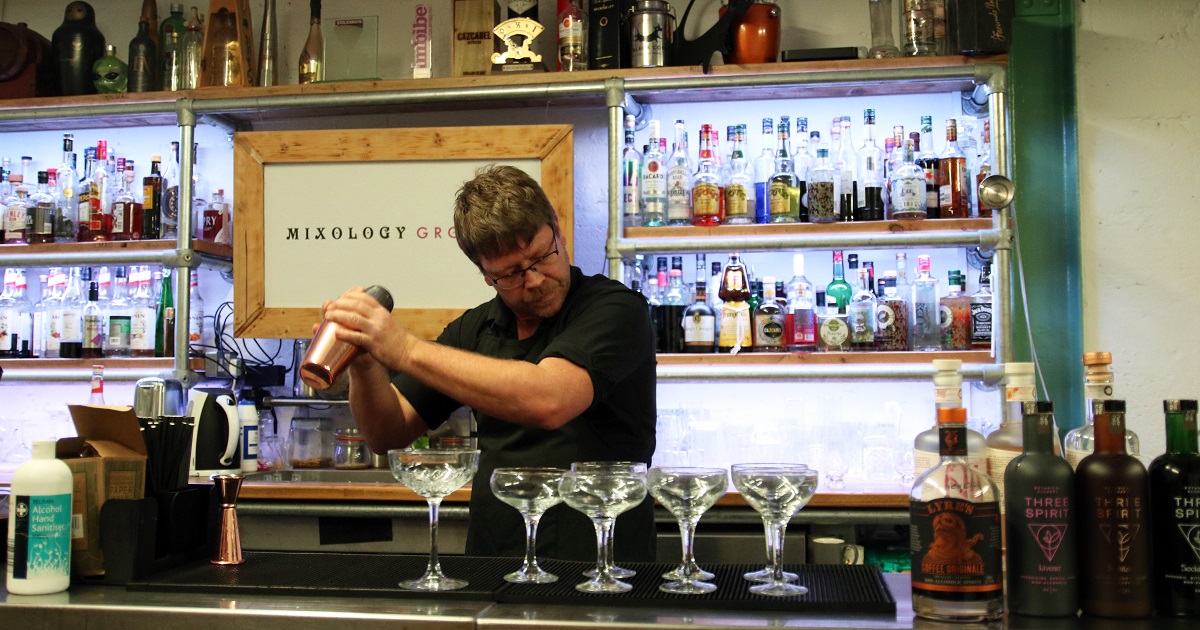 barman making an alcohol free cocktail sober stars mixology group - review for title sussex www.titlesussex.co.uk