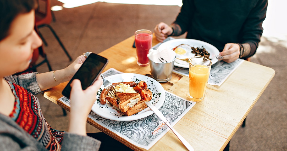 couple enjoying brunch together for bottomless brunch spots in brighton - article for title sussex www.titlesussex.co.uk
