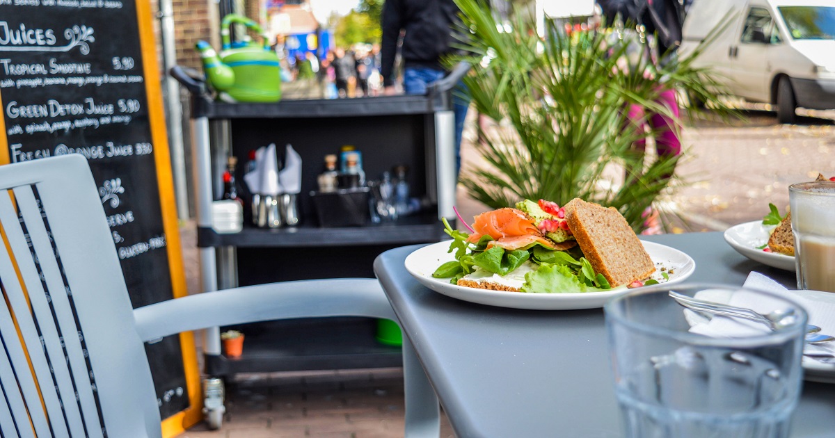 outdoor dining for bottomless brunch spots in brighton - article for title sussex www.titlesussex.co.uk